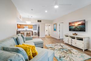 Μια τηλεόραση ή/και κέντρο ψυχαγωγίας στο Big Island Waikoloa Fairways B-214 by Coldwell Banker Island Vacations