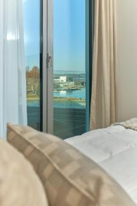 Ένα ή περισσότερα κρεβάτια σε δωμάτιο στο Apartament z widokiem na jezioro Ukiel i Przystań