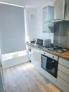 Η κουζίνα ή μικρή κουζίνα στο Peckham City Vibes 2BR with Wi-fi and Balcony +15 φωτογραφίες