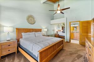 une chambre avec un lit et un ventilateur de plafond dans l'établissement Big Island Waikoloa Villas G203 by Coldwell Banker Island Vacations, à Waikoloa 40 autres photos