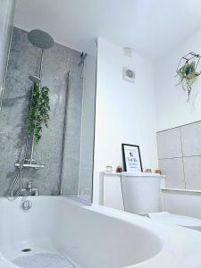 Ένα μπάνιο στο Peckham City Vibes 2BR with Wi-fi and Balcony