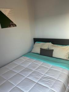 アルテミダにあるApartment view sea artemida 3のベッドルーム(白いベッド、黒いヘッドボード付)