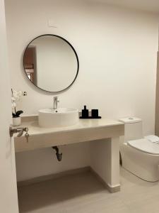a bathroom with a sink and a mirror at Habitacion Berlin en The Green Door in Aguascalientes