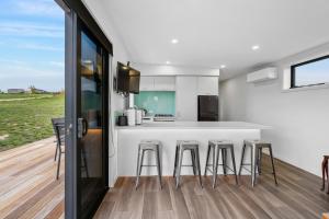 Η κουζίνα ή μικρή κουζίνα στο Alex Vineyard - Alexandra Holiday Home