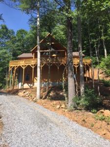 Una gran casa de madera con terraza en el bosque. en Country Log Cabin-15 min to Asheville, en Asheville