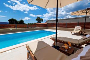 Φωτογραφία από το άλμπουμ του Villa 3D by the Sea with pool and included breakfast σε Kastela