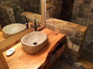 baño con lavabo de piedra en una encimera de madera en Country Log Cabin-15 min to Asheville, en Asheville 18 fotos más