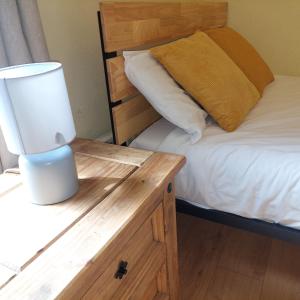 une chambre avec un lit et une table avec une lampe dans l'établissement 4 Bedroom Apartment & 2 Bedroom apartment, à Londres