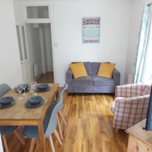 un salon avec une table en bois et un canapé dans l'établissement 4 Bedroom Apartment & 2 Bedroom apartment, à Londres