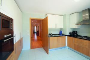 A cozinha ou cozinha compacta de Real Marina Residence