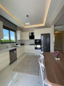 Η κουζίνα ή μικρή κουζίνα στο SerenityGardenHoliday 8