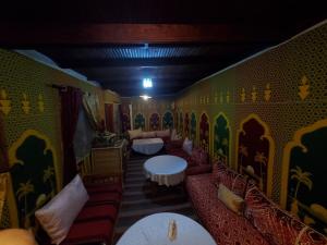 Un restaurante o sitio para comer en Riad Lalla Marrakech
