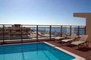 A piscina localizada em Real Marina Residence ou nos arredores