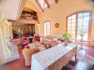 a large living room with a table and chairs at Centro Mariápolis Chile in Cunaco