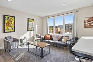un soggiorno con un divano e un tavolo di Unit 45 Well designed 1BR Apartment Long term stays a Chelsea
