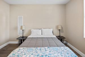 una camera da letto con un letto grande con due lampade di Unit 45 Well designed 1BR Apartment Long term stays a Chelsea