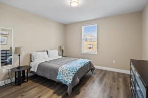 una camera da letto con un letto grande e una finestra di Unit 45 Well designed 1BR Apartment Long term stays a Chelsea