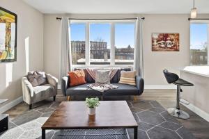un soggiorno con un divano e un tavolo di Unit 45 Well designed 1BR Apartment Long term stays a Chelsea Altre 15 foto