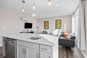 TV o dispositivi per l'intrattenimento presso Unit 45 Well designed 1BR Apartment Long term stays