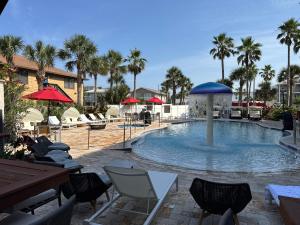 セント・オーガスティーン・ビーチにあるCastillo Real St Augustine Beach,Tapestry Collection Hiltonの大きなスイミングプール(椅子、噴水付)