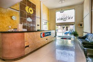 Die Lobby eines Restaurants mit Theke und Sofa in der Unterkunft Capital O Hotel Victoria Morelia in Morelia