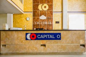ein Schild für eine Autovermietung in einem Gebäude in der Unterkunft Capital O Hotel Victoria Morelia in Morelia