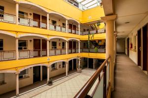 Draufsicht auf ein Wohnhaus mit gelben Balkonen in der Unterkunft Capital O Hotel Victoria Morelia in Morelia