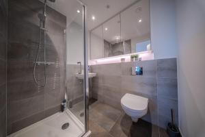 Bilik mandi di Luxuary 2BR Apt Sleeps 9, Wembley and Park Views