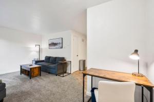 Posezení v ubytování Quiet 1 Bed Apt #4 - In Town Great, Central Location