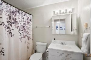 Koupelna v ubytování Quiet 1 Bed Apt #4 - In Town Great, Central Location