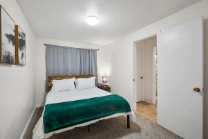 Postel nebo postele na pokoji v ubytování Quiet 1 Bed Apt #4 - In Town Great, Central Location + 5 fotografií