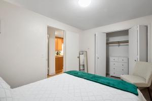 Postel nebo postele na pokoji v ubytování Quiet 1 Bed Apt #4 - In Town Great, Central Location