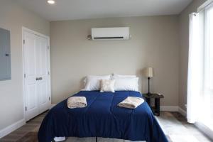Ένα ή περισσότερα κρεβάτια σε δωμάτιο στο 36 Modern Studio Secured Apartment Long-term stays