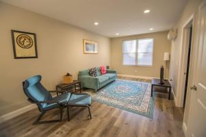 a living room with a couch and a chair at Unit 23 Comfy 1BR Apartment Long-term stays in Chelsea