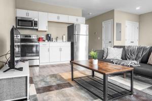 una sala de estar con un sofá y una mesa en Unit 26 Chic Studio in Chelsea, en Chelsea