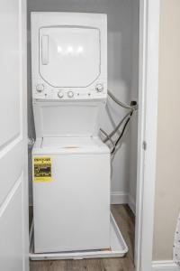 un microondas sobre una nevera en Unit 26 Chic Studio in Chelsea, en Chelsea