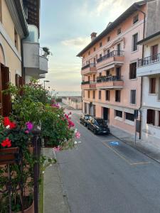 ein Auto, das eine Straße entlang fährt, neben Gebäuden in der Unterkunft Casa Corbatto Family Apartment in Grado in Grado