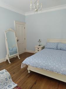 Una cama o camas en una habitación de Hillside Hideaway