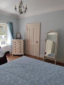 Una cama o camas en una habitación de Hillside Hideaway