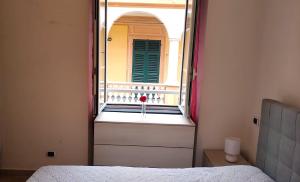 a bedroom with a window with a view of a balcony at Casa dei Fieschi - appartamento Bixio in Lavagna