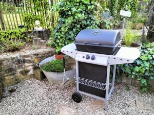 Ein für Gäste verfügbarer Grill in der Ferienwohnung