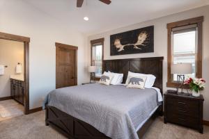 Postel nebo postele na pokoji v ubytování 219 Elk Ranch Private Hot Tub