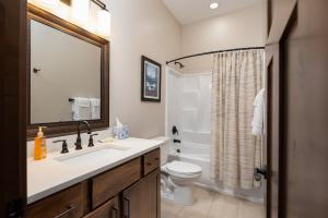 Koupelna v ubytování 219 Elk Ranch Private Hot Tub + 36 fotografií