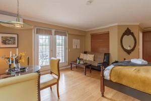 Postel nebo postele na pokoji v ubytování Ski Retreat, Steps to Slopes, Balcony, Fireplace