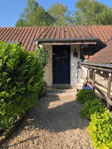 a small white house with a blue door at Studette proche Meaux-Disneyland-A4 in Saint-Jean-les-Deux-Jumeaux