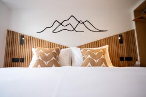 ein Schlafzimmer mit einem Bett mit einem Bergschild an der Wand in der Unterkunft Tucked Away in Keswick