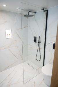 ein Badezimmer mit Dusche und Toilette in der Unterkunft Tucked Away in Keswick + 10 Fotos