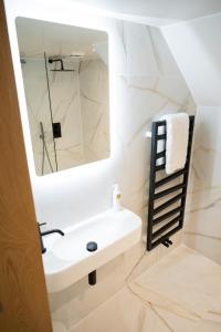 ein Badezimmer mit Waschbecken und Spiegel in der Unterkunft Tucked Away in Keswick