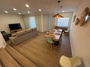 ein Wohnzimmer mit Esstisch und Couch in der Unterkunft Villas Sossego in Porto Santo