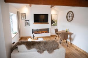 ein Wohnzimmer mit Couch und Kamin in der Unterkunft Tucked Away in Keswick